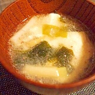 エコ♪　牛すじの煮汁で豆腐とわかめスープ